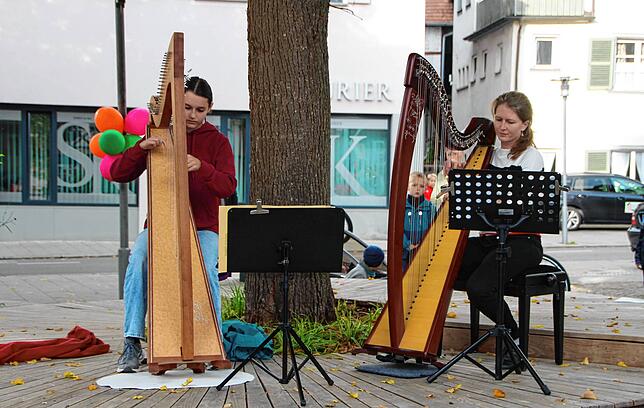 Das Harfen-Ensemble der Musikschule spielt am Ochsenplatz: Lehrerin Anaela Schlunk (rechts) mit Schülerin Emilia.