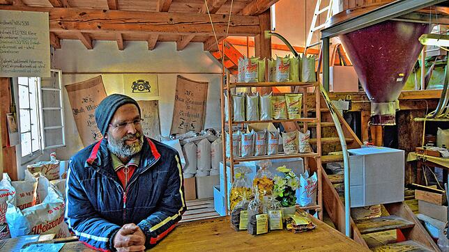 Der letzte seines Standes: Müller Ulrich Wolf in Neufrach, hier in seinem Mühlenladen, ist der einzige, der im Bodenseekreis noch ...