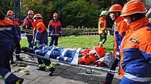 Jeder Handgriff saß: Mit Tragen wurden die Verletzen abtransportiert.