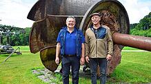 Hans-Peter Schmidt (links) und Lorenz Maurer, Vorsitzende des Fördervereins des Energiemuseums Rickenbach, vor beeindruckender Kulisse – ...