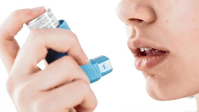 Cortisonsprays sind ein wichtiger Baustein der Asthmatherapie. Asthmatiker sollten sich aber in Corona-Zeiten vorsehen. Bild: dpa