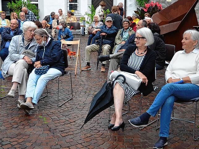 Weniger Besucher als sonst durften zur Vernissage der Stadtgalerie in den Innenhof des Bischofschlosses kommen.