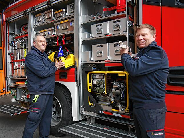 Begutachten das neue Löschfahrzeug: die Feuerwehrmänner Wolfram Groll (rechts) und Markus Weber.