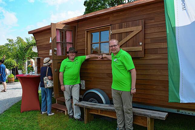 Ein Wohnwagen ganz aus Holz? Gerhard Naujoks (links) und Sohn Hauke aus dem hohen Norden machen&lsquo;s möglich.