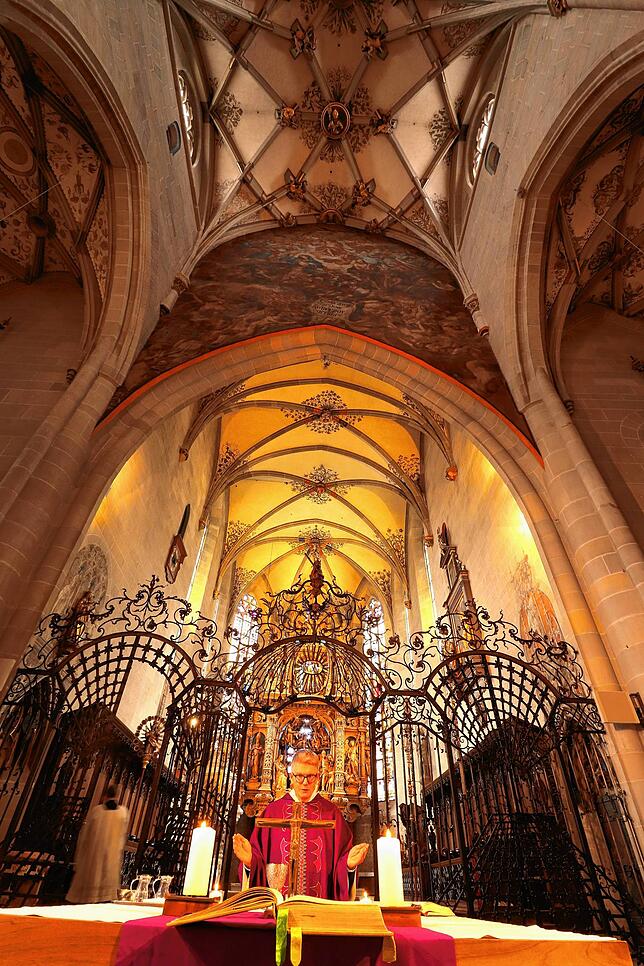 Wie bei einem ganz normalen Gottesdienst: Segnung von Brot und Wein am Altar.