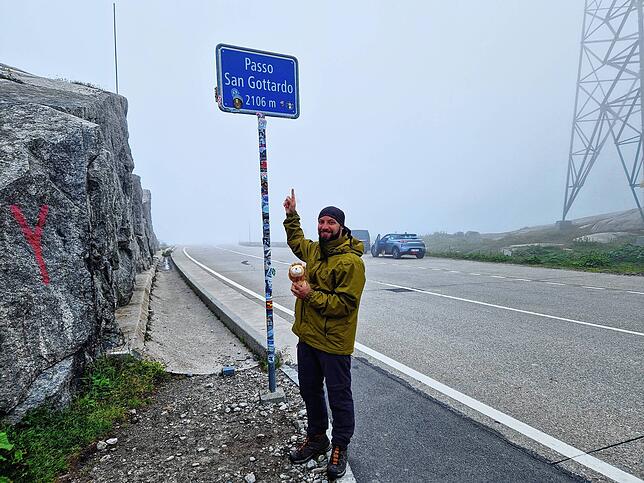 Marc Hensel auf dem Gotthard. Immer dabei: Das Löwen-Maskottchen in Erinnerung an Matteo.