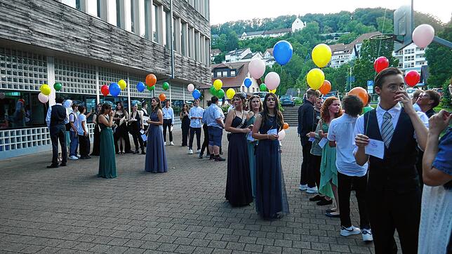 Mit einer Ballonaktion verabschieden sich die Schüler von der Realschule.