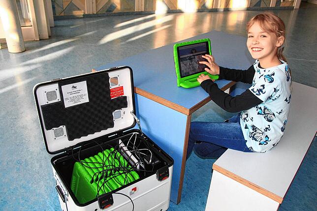 Viel Spaß am Tablet hat die neunjährige Lara. Zehn solcher Geräte hat das Kreismedienzentrum zur Verfügung gestellt.