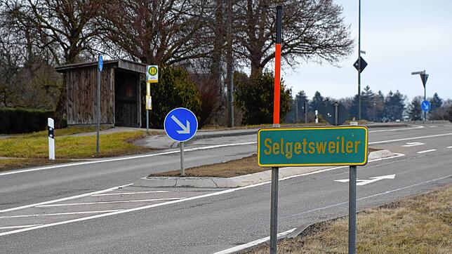 Die L194 am Ortseingang von Selgetsweiler aus Richtung Kalkofen. Links ist die Bushaltestelle. Hier hatte man sich eine Erweiterung des ...