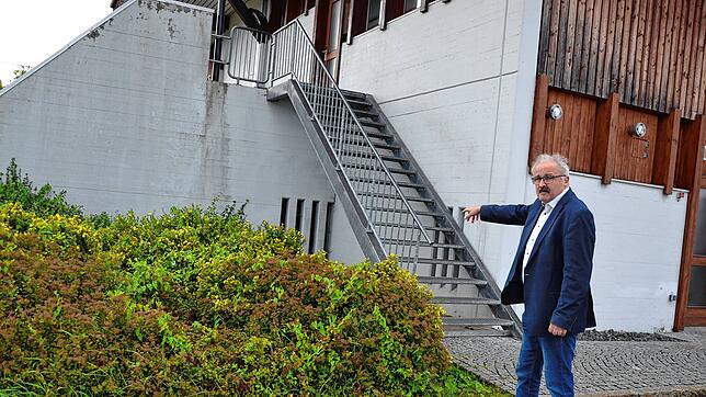 Das Notstromaggregat soll unter der Treppe beim Kur- und Sporthaus Platz finden, zeigt Bürgermeister Thomas Kaiser. Foto: C. Sahli