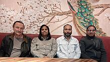 Es geht bald los: Rolf Vandrey (links), Mahadevi und Anand Motty sowie Küchenchef Bhavendra Kumar sitzen noch ohne Gäste im indischen ...
