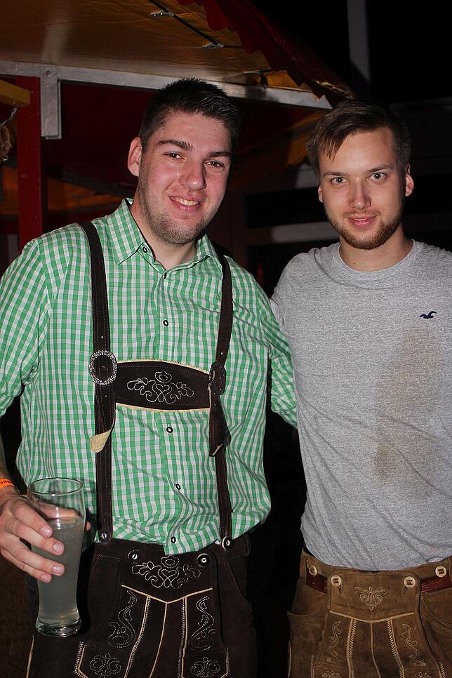 Bild 8: 1400 Gäste feiern die Halloweennacht in Tracht mit der Band Allgäu Power
