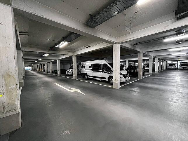 Tiefgarage unter der Gewerbehalle: Hier werden Stellplätze für Wohnmobile, Camper und Boote vermietet.