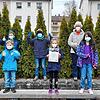 Die Weiherdammschüler freuen sich mit ihrer Klassenlehrerin Patricia Führing hinten Zweite von rechts) und FSJlerin Larissa Schwinge ...