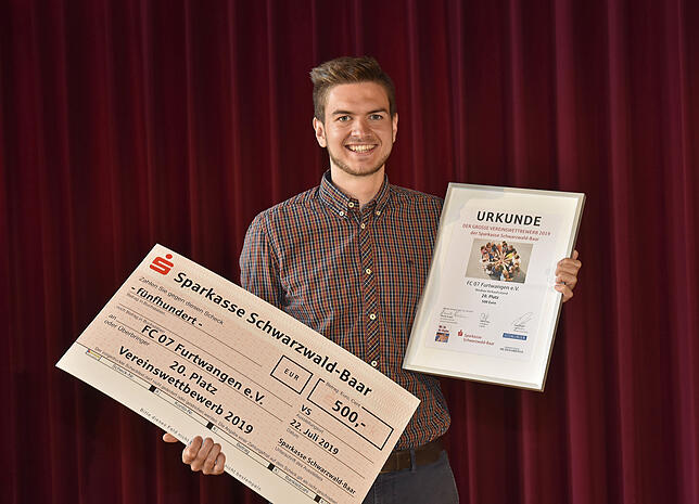 Mickey Kälz vom FC07 Furtwangen freut sich über 500 Euro, die in das Projekt &bdquo;Neuer Verkaufswagen&ldquo; fließen.