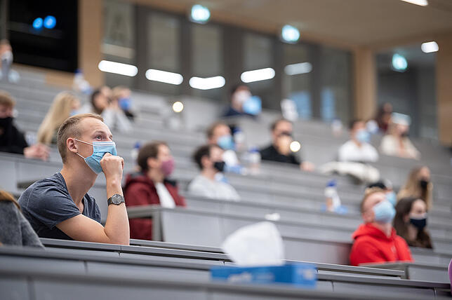 Studierende an der Universität Hohenheim. Seit Jahren sinken insbesondere bei Ingenieursberufen die Erstsemesterzahlen.