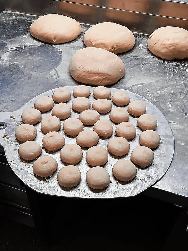 Mit einer speziellen Maschine werden 30 Stück Teigkugeln (1500 Gramm) geformt.