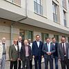 Europaabgeordneter besichtigt Matthias-Claudius-Haus: Beim Rundgang mit dabei waren (von links, neben dem Eingang zum neuen MCH) Theo ...