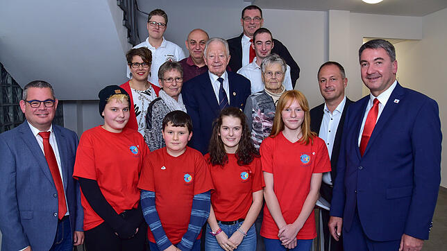 Gewählte und Geehrte des Rotkreu-Ortsvereins Villingen. Von links Vizevorsitzender Norbert Butzke, Lisa Jurkovic, Barbara Kühn, Cindy ...