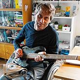 Das wäre sein Traum: Endlich wieder Bass spielen! Momentan ist das für Andreas Friedel undenkbar.