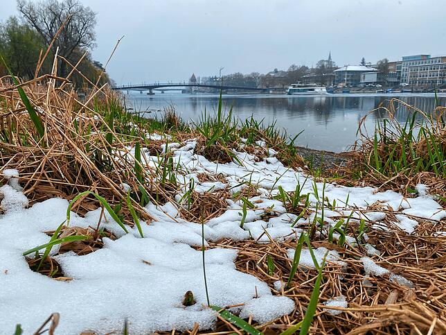 Am Seerhein in Konstanz schmilzt der Schnee bereits. Im Hintergrund das Schiff Seestern.