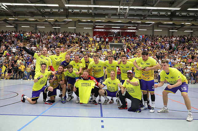 Die HSG Konstanz feiert nach dem Sieg im Relegationsspiel gegen Rostock den Aufstieg.