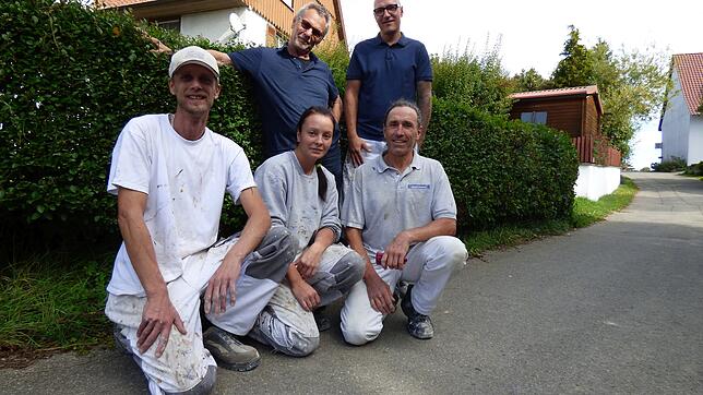 Das eingespielte Team von Farben Musch (von links): Christian Gross, Tina Bedemann und Krischan Neubeck. Hinten Dieter Musch (links) und ...