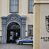 Ein Polizeifahrzeug parkt vor dem Neuen Schloss Tettnang, wo sich das Amtsgericht befindet. Nach der Urteilsverkündung brachten die ...
