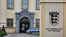 Ein Polizeifahrzeug parkt vor dem Neuen Schloss Tettnang, wo sich das Amtsgericht befindet. Nach der Urteilsverkündung brachten die ...