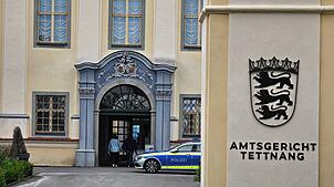 Ein Polizeifahrzeug parkt vor dem Neuen Schloss Tettnang, wo sich das Amtsgericht befindet. Nach der Urteilsverkündung brachten die ...