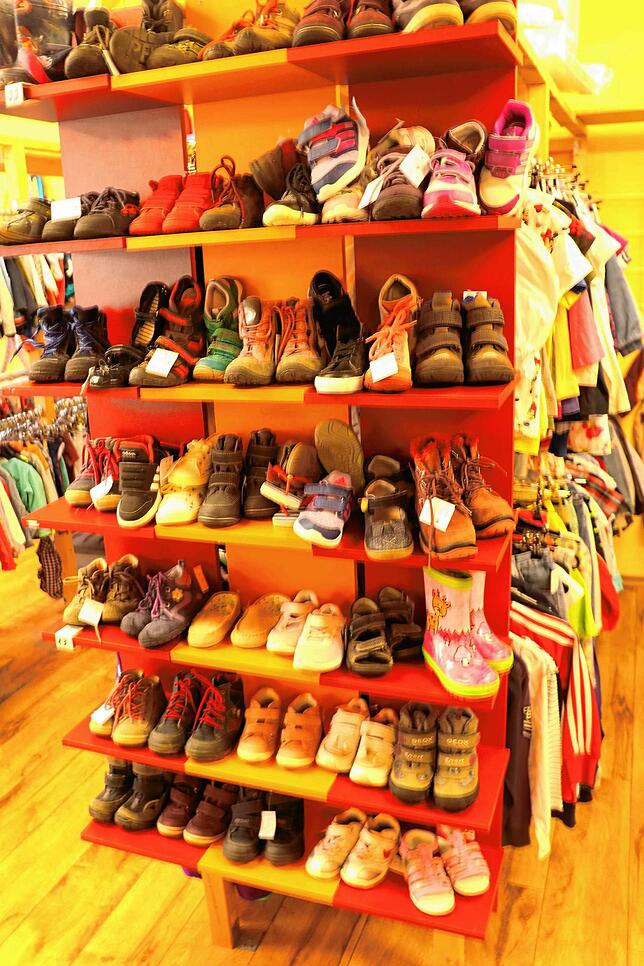Kinderschuhe im Regal