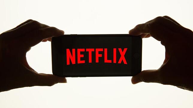 Das Logo des Streamingdienstes Netflix ist auf dem Display eines Smartphones.