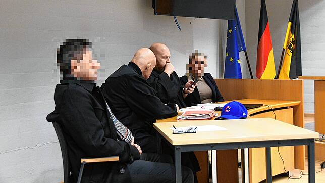 Kurz vor Prozessbeginn (von links): Der angeklagte Neurochirurg Bahram Hashemi, die Verteidiger Sylvester Kraemer und Björn Bilidt sowie ...