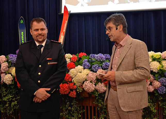 Bürgermeister Georg Riedmann ehrt den nun scheidenden Feuerwehrkommandanten Daniel Kneule wegen seiner großen Einsatzbereitschaft.