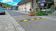 Die von der Stadt angebrachten Schwellen sollen den Verkehr verlangsamen, machen beim Drüberfahren augenscheinlich aber ordentlich Lärm. ...