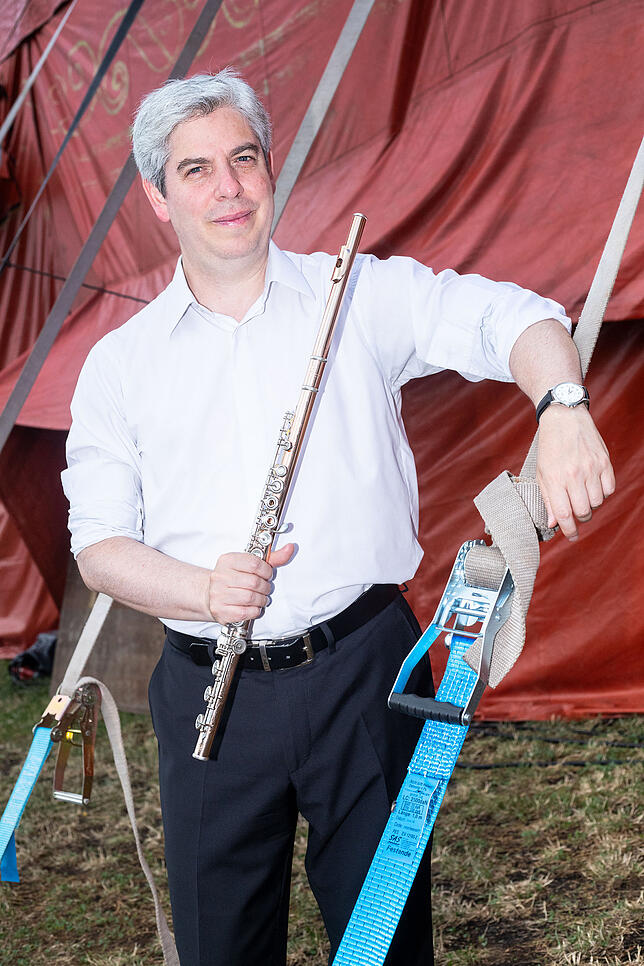 Bild 2: Die Musiker der Südwestdeutschen Philharmonie Konstanz spielen im Lustschloss-Zelt. Wir stellen sechs von ihnen vor &ndash; und ihr bestes Stück