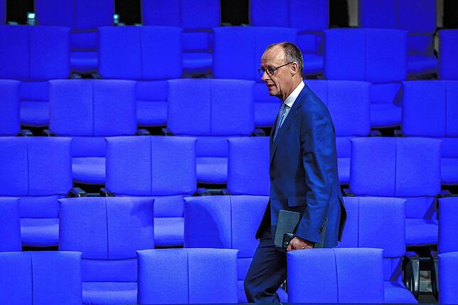 Friedrich Merz, CDU-Bundesvorsitzender und Unionsfraktionsvorsitzender, kommt am Tag nach der Migrationsdebatte ins Plenum des Bundestags.