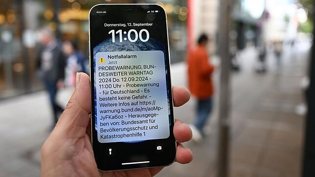 Der Probealarm sollte die meisten Handys auch dann erreichen, wenn keine Warnapps installiert sind. (Archivbild)