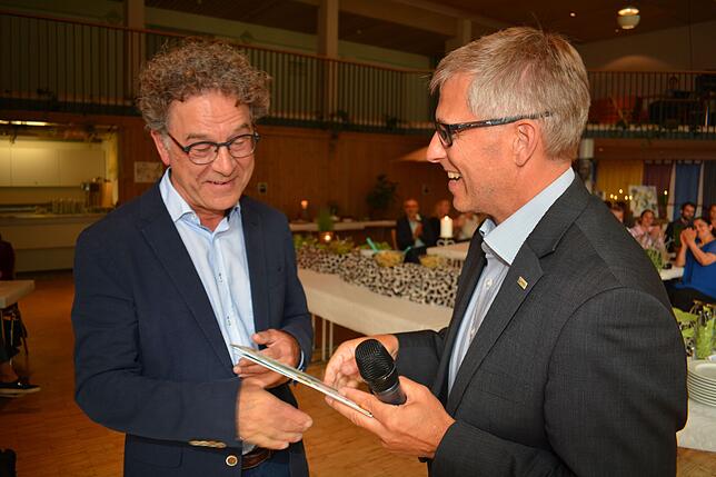 Bürgermeister Robert Scherer (rechts) schenkt Wolfgang Fitz zum Abschied den &bdquo;ersten VIP-Pass&ldquo; für die Bodensee-Therme: ein ...