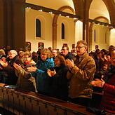 Begeistert applaudieren die Zuhörer des Silvesterkonzerts, das der Weltklasse-Trompeter Otto Sauter zusammen mit Eric Veldkamp, Walter ...