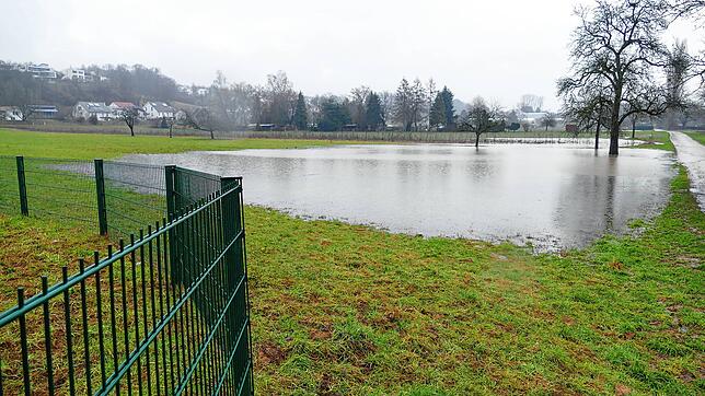 Nach den starken Regenfällen am Wochenende und der Schneeschmelze steht das Wasser auf den Wiesen – wie hier in Nollingen.