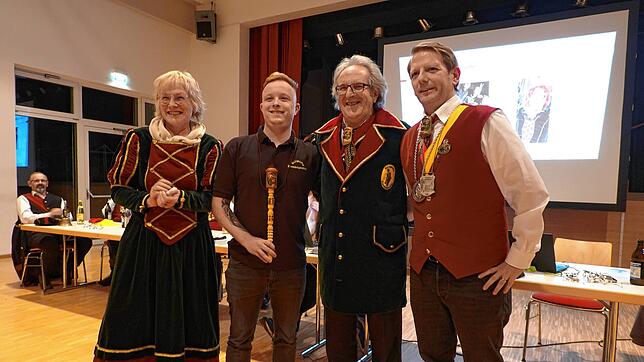 Jonah Keller (Zweiter von links) ist neuer Narrenvater. Michaela Barthel (links) und Reiner Marquart (Zweiter von rechts) mit Daniel ...