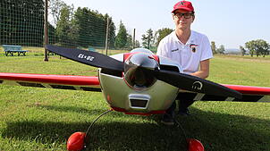 Lukas Maurer mit seinem Modellflugzeug „Extra NG“ auf dem Fluggelände zwischen Ahausen und Ittendorf. Der 24-Jährige hat bereits einige ...