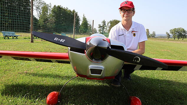 Lukas Maurer mit seinem Modellflugzeug „Extra NG“ auf dem Fluggelände zwischen Ahausen und Ittendorf. Der 24-Jährige hat bereits einige ...