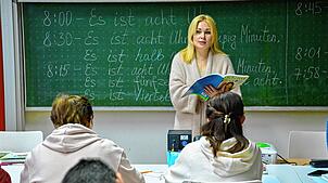 Sprachkurse für Deutsch als Fremdsprache, hier mit Dozentin Yuliya Schwer, gehören ebenfalls zum vielfältigen VHS-Angebot. Foto: Roland ...