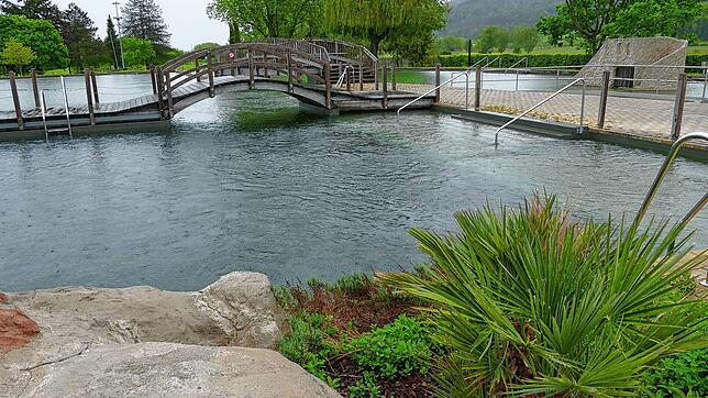 Das Naturbad Aachtal in Rielasingen-Worblingen bei Regen. Es wird jetzt bereits für die geplante Öffnung am 20. Juni vorbereitet.