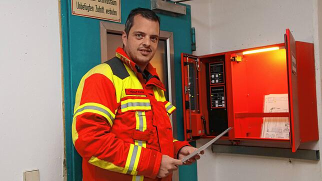 Stadtkommandant Tobias Förster vor der Brandmeldezentrale in der Tiefgarage Post.