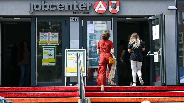 Jobcenter könnten ab 2027 wieder einen Antrag auf vorzeitige Rente von Bürgergeld-Empfängern verlangen. Was das bedeutet.