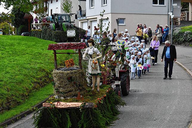 Die Grundschule und der Kindergarten leisteten ihren eigenen Beitrag zum Umzug.