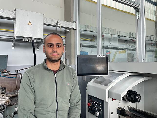 Azubi Redouane Aissa ist erst seit sechs Monaten in Deutschland und wird nun von seinem Unternehmen als Mitarbeiter übernommen.